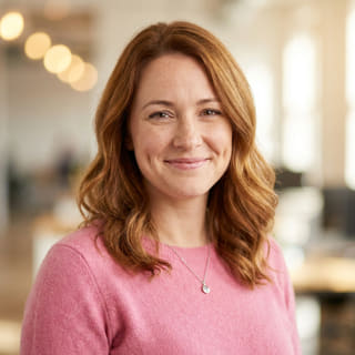 Emily Watson, responsable del área de Atención al Cliente en Cresta Ahorranza
